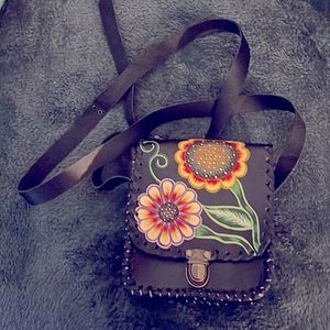 Nice artesanal purse faux leather great for going out very spacious..